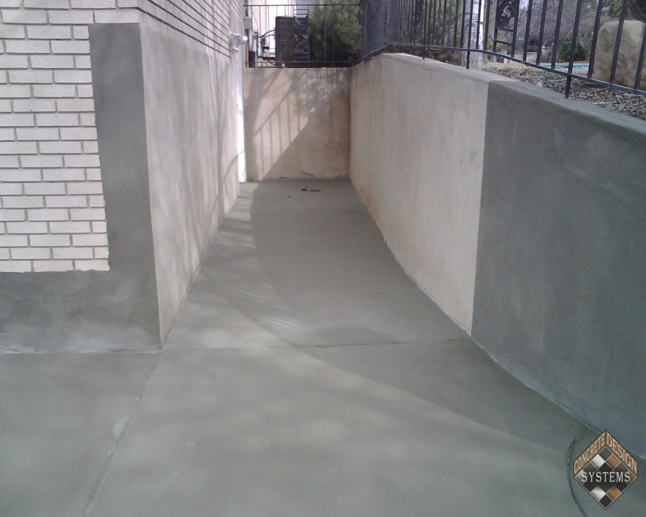 Driveway-Overlay-In-Plain-Gray-With-Retaining-Wall