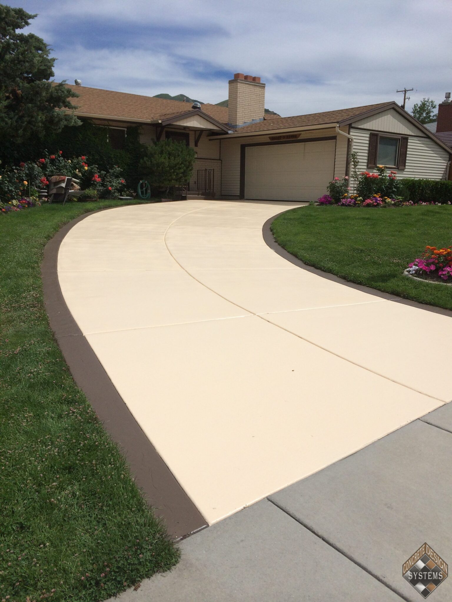 Wheat-Thatch-Brown-Solid-Color-Stained-Two-Tone-Driveway